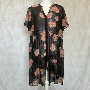 Women’s Black High-Low Top with Pink/Peach Floral Pattern in a Plus Size 1X.